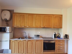 Fridge, microwave, oven, coffee/tea maker