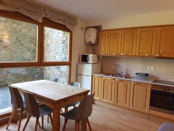 Fridge, microwave, oven, coffee/tea maker