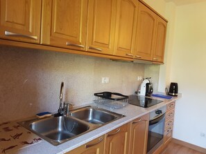 Fridge, microwave, oven, coffee/tea maker