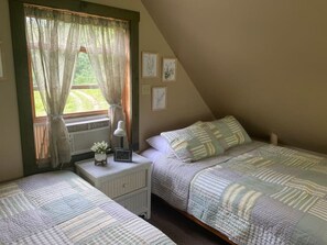 1 bedroom, WiFi, bed sheets - 540-acre farm with trails, creeks, animals & nearby attractions (Irvine)