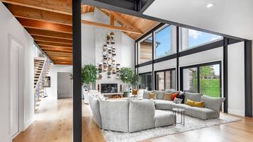 Een smart-tv en een open haard