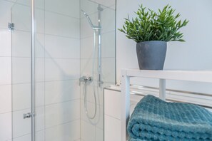 Shower, hair dryer, towels - Vacation Apartment "Scheu" with Garden, Terrace & Wi-Fi (Überlingen)