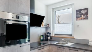Kaffetrakter/tekoker, kjøleskap, ovn og kokeplater