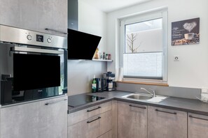 Frigorifero, forno, piano cottura, lavastoviglie