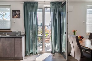 Una cocina moderna con un ventanal corredero que da a un patio exterior.