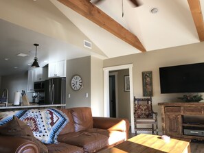 Smart TV, chimenea, mesa de ping pong, estéreo