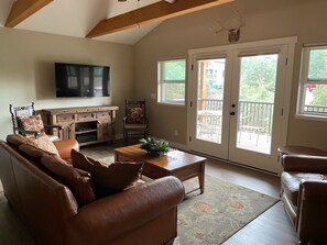 Smart TV, chimenea, tenis de mesa y estéreo