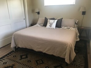 5 habitaciones, escritorio y tabla de planchar con plancha 