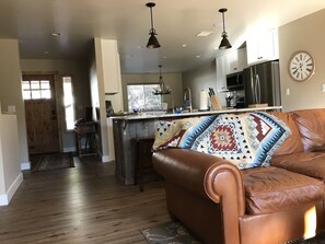 Smart TV, chimenea, mesa de ping pong, estéreo