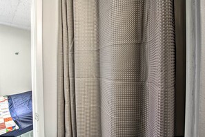 1 bedroom, iron/ironing board, internet, bed sheets - Eugene Cottage w/ Deck ~ 1 Mile to Downtown! (Eugene)