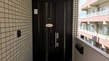 Una puerta negra con un letrero que dice "Ryo's" y una pequeña placa colgante.