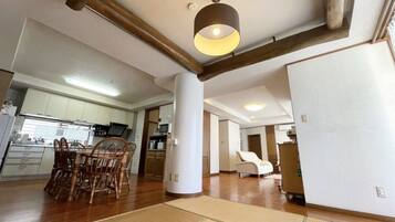 5 bedrooms, iron/ironing board, free WiFi, bed sheets