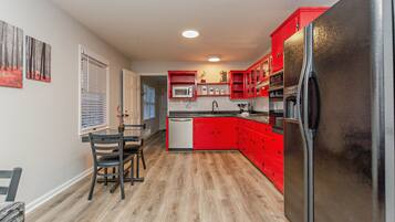 冰箱、微波炉、烤箱、炉灶