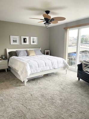2 bedrooms, free WiFi - Pelican Bay - 2B/2B, 28' slip, by Margaritaville! (Osage Beach)
