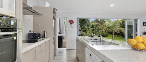 Refrigerador, microondas, lavavajillas y cafetera y tetera