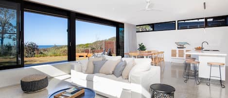 Télévision, livres, chaîne hi-fi