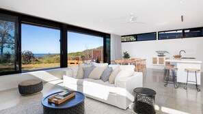 TV, books, stereo - Banksia - Absolute Beachfront (Culburra Beach)
