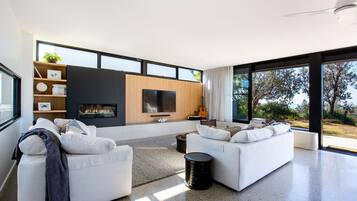 Fernseher, Bücher, Stereoanlage