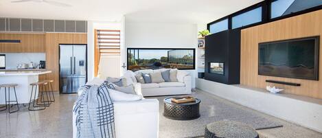 Fernseher, Bücher, Stereoanlage