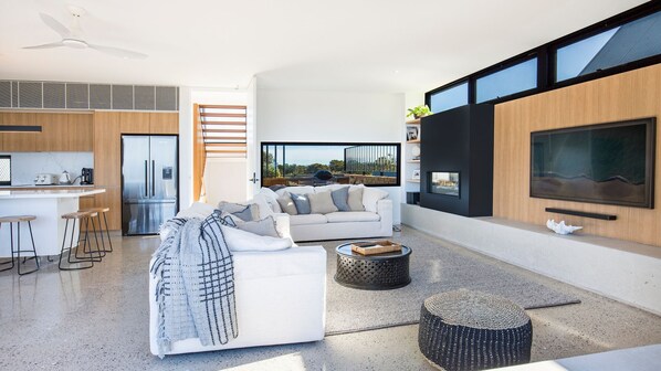 Fernseher, Bücher, Stereoanlage