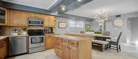 雪櫃、微波爐、焗爐、爐具