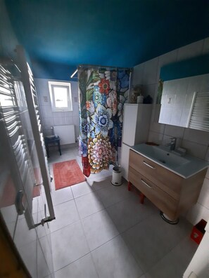 Shower, hair dryer, towels, soap - Cozy little vacation apartment (Bobitz)