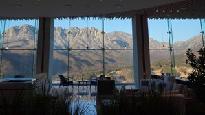 Ein modernes Interieur mit großen Fenstern und Blick auf die Berge.