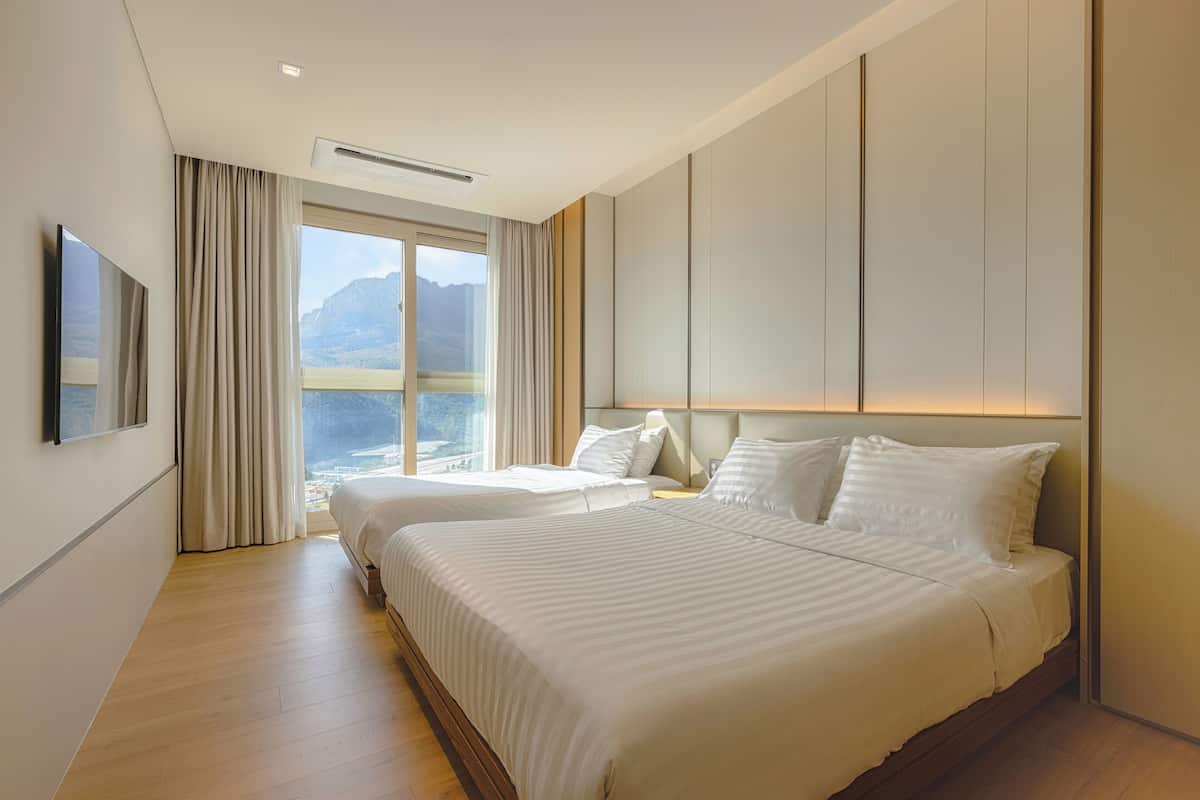 2 bedrooms, premium bedding, free wifi