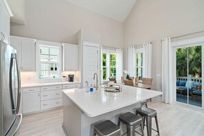 冰箱、微波炉、烤箱、炉灶