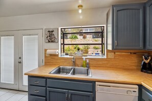 Fridge, microwave, oven, stovetop - Bay views, easy access to beaches and downtown. Relax in your own hot tub!!! (San Diego)