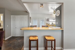 Interior - Bay views, easy access to beaches and downtown. Relax in your own hot tub!!! (San Diego)