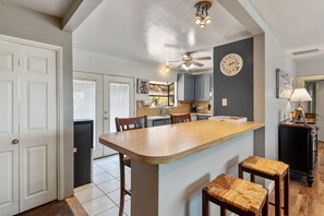 Dining - Bay views, easy access to beaches and downtown. Relax in your own hot tub!!! (San Diego)