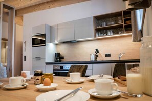 Fridge, microwave, oven, dishwasher - Melissa vacation apartment - ROSENHOF Apartments & Wellness & Farm (Nauders)
