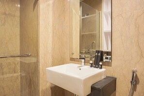 Room | Bathroom | Shower, free toiletries, towels - Premium and Spacious Studio Apartment at Capitol Park Residence (Jakarta)
