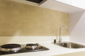 Geladeira, cooktop, talheres/pratos/utensílios de cozinha