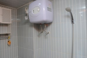 Habitación | Baño | Regadera, amenidades de baño gratuitas, toallas
