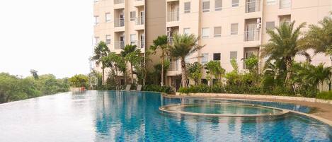 Una piscina al aire libre