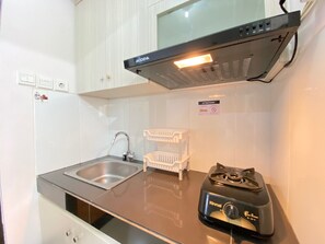 Habitación | Cocina privada | Refrigerador, parrilla de estufa y utensilios de cocina 