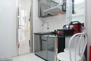 Room | Private kitchen | Fridge, stovetop, cookware/dishes/utensils - Luxurious 2BR at Bassura City Apartment (Jakarta)