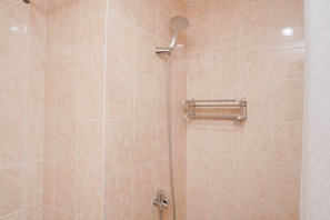 Zimmer | Badezimmer | Dusche, kostenlose Toilettenartikel, Handtücher