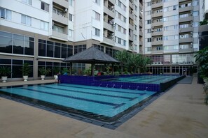 Una piscina al aire libre