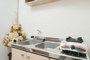 Habitación | Cocina privada | Refrigerador, parrilla de estufa, lavavajillas y utensilios de cocina