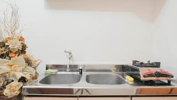 Værelse | Privat køkken | Køleskab, kogeplade, opvaskemaskine, køkkentøj/tallerkener/redskaber