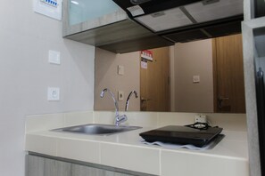 Room | Private kitchen | Fridge, stovetop, dishwasher, cookware/dishes/utensils - Comfy and Stylish Studio Apartment at B Residence (Pagedangan)