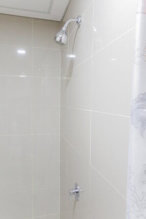Quarto | Banheiro | Chuveiro, produtos de toalete grátis, toalhas de banho 