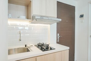 Room | Private kitchen | Fridge, microwave, stovetop, cookware/dishes/utensils - Cozy Living 2BR Sunter Park View Apartment (Jakarta)