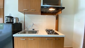 Quarto | Cozinha privada | Geladeira, cooktop, talheres/pratos/utensílios de cozinha