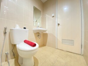 Chambre | Salle de bain | Douche, articles de toilette (gratuits), serviettes fournies