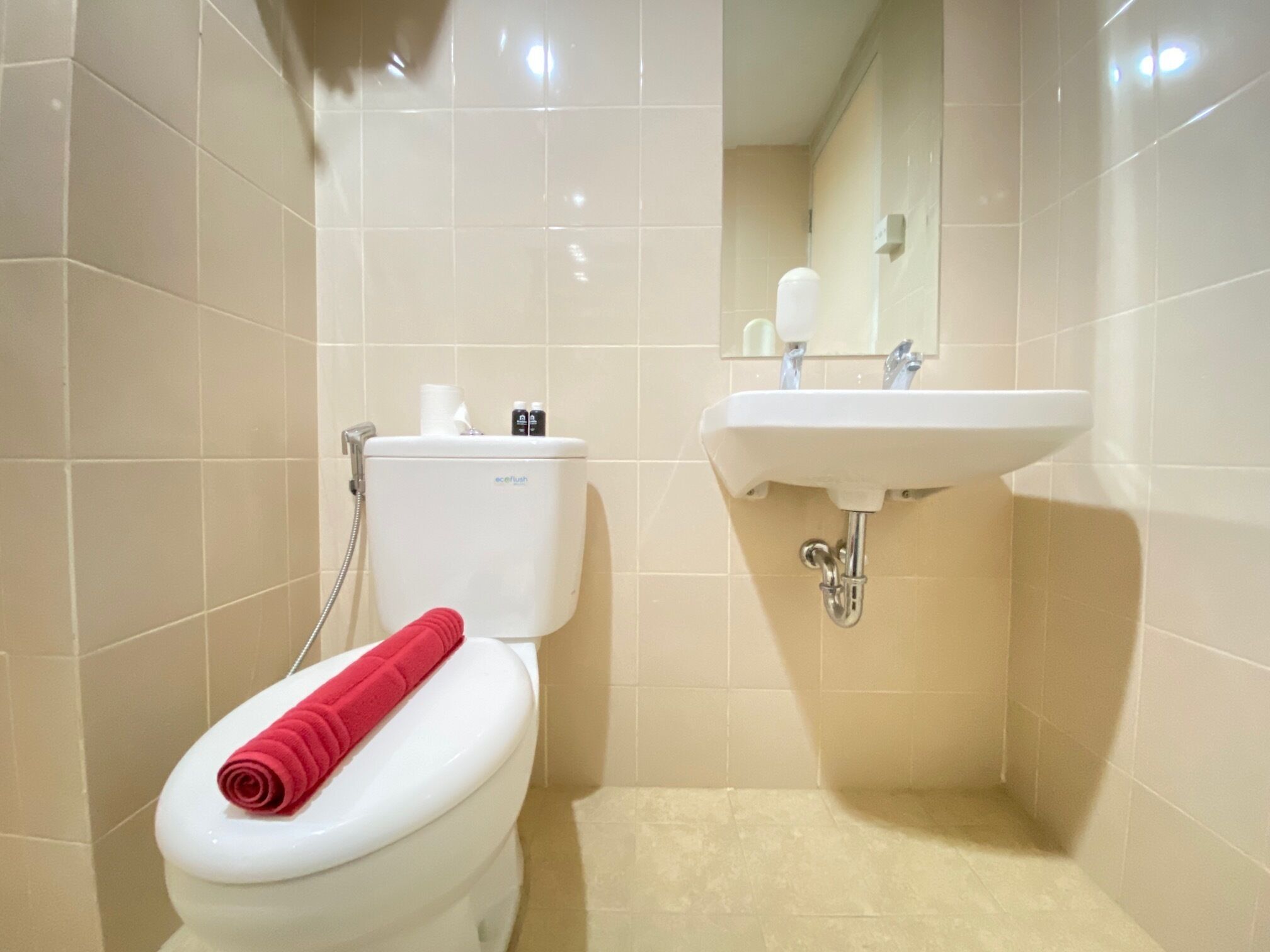 Room | Bathroom | Shower, free toiletries, towels