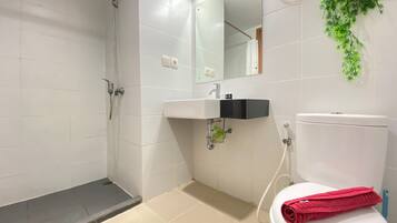 Quarto | Banheiro | Chuveiro, produtos de toalete grátis, toalhas de banho